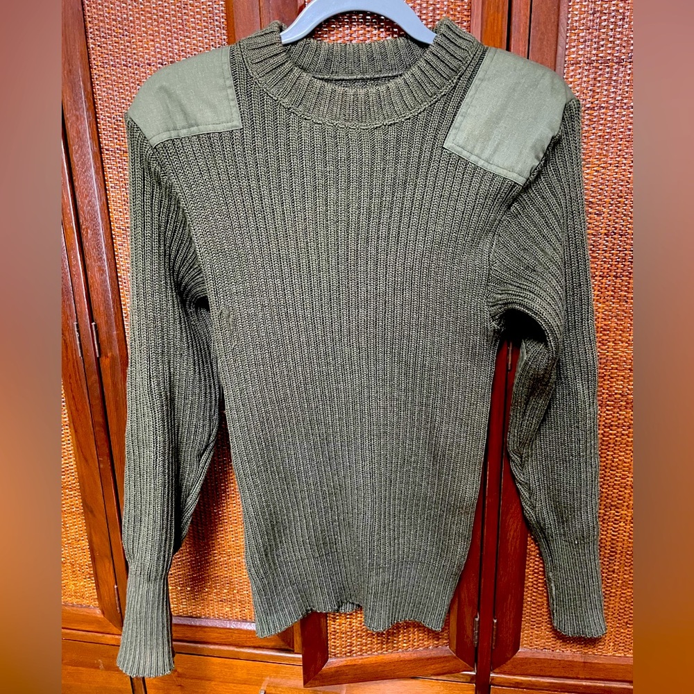 Army surplus Sweater - Men’s Small - army green with elbow & shoulder patches